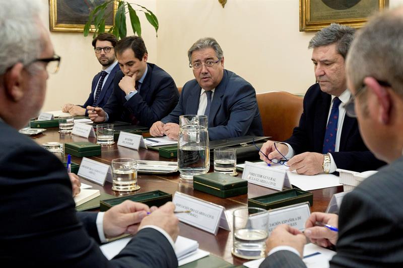 Zoido promete a los policías cifras concretas de equiparación salarial en 20 días Zoido promete a los policías cifras concretas de equiparación salarial en 20 días