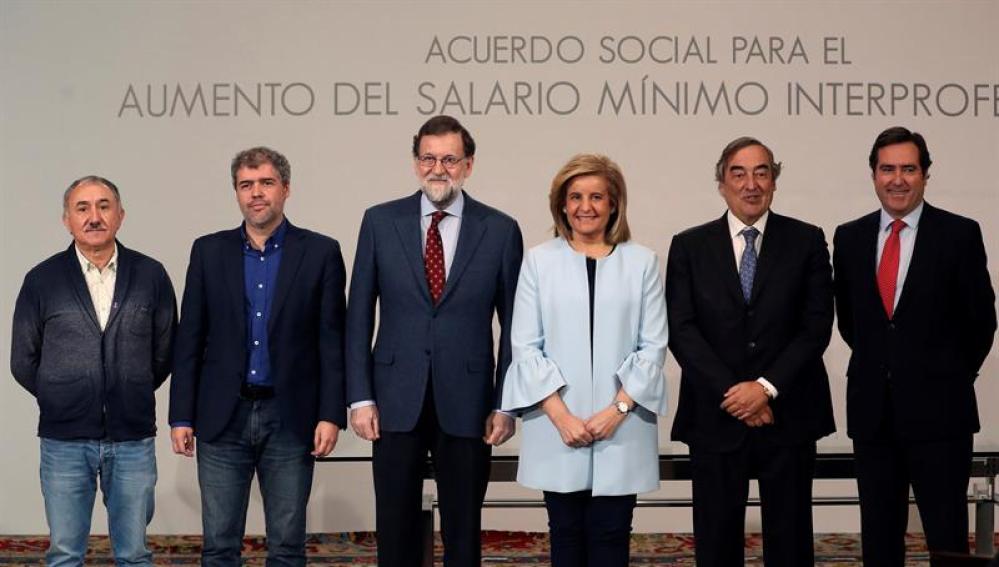 Mariano Rajoy y Fátima Báñez con los líderes sindicales, Pepe Álvarez y Unai Sordo, y los empresariales, Juan Rosell y Antonio Garamendi.