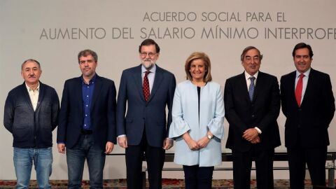 Mariano Rajoy y F&aacute;tima B&aacute;&ntilde;ez con los l&iacute;deres sindicales, Pepe &Aacute;lvarez y Unai Sordo, y los empresariales, Juan Rosell y Antonio Garamendi.