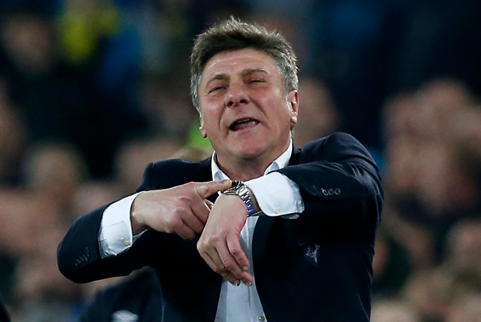 El Sevilla se habría reunido en Roma con Walter Mazzarri para ofrecerle el puesto de entrenador El Sevilla se habría reunido en Roma con Walter Mazzarri para ofrecerle el puesto de entrenador