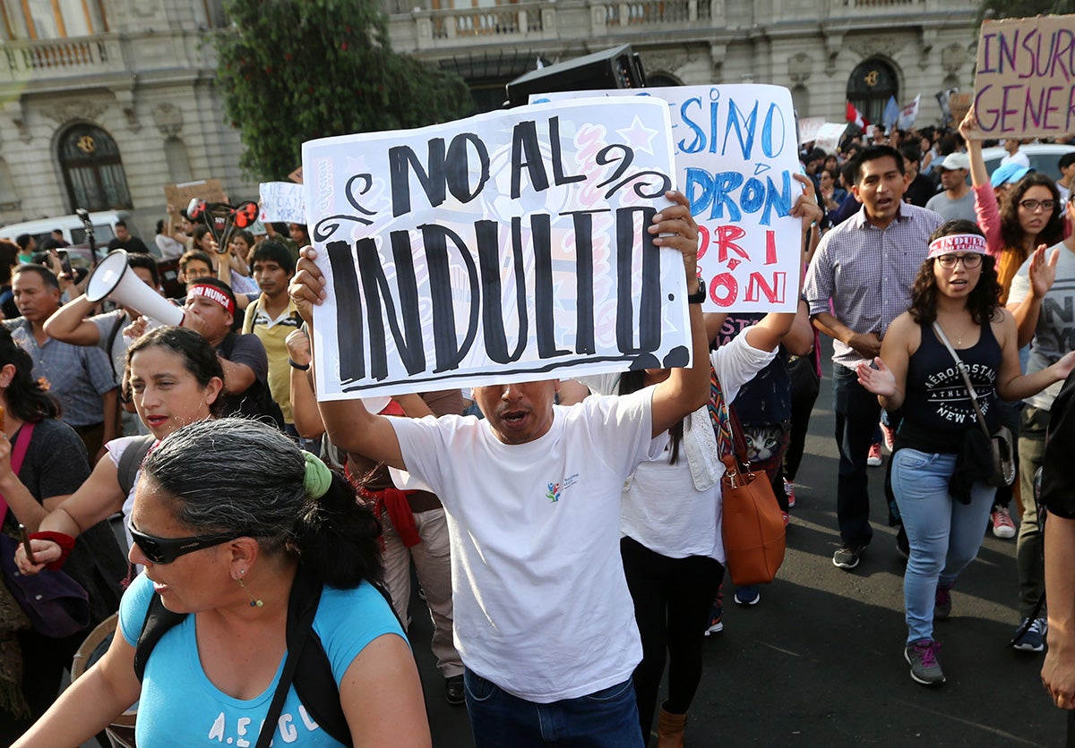 Miles de personas se manifiestan en Perú para protestar contra el indulto humanitario a Alberto Fujimori Miles de personas se manifiestan en Perú para protestar contra el indulto humanitario a Alberto Fujimori
