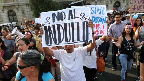 Miles de personas protestan en Lima por el indulto a Fujimori