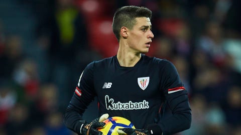 Kepa atrapa el bal&oacute;n en un partido con el Bilbao