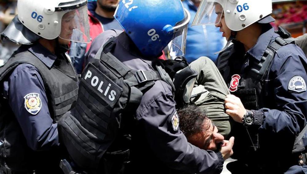 La Policía turca practica una detención