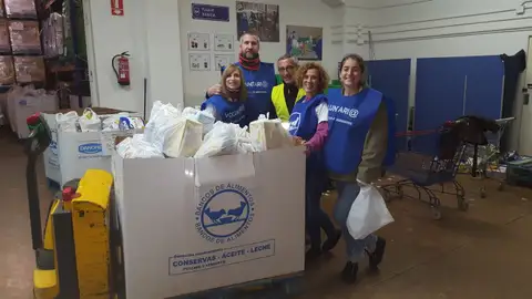 Voluntarios Atresmedia clasifican 10.000 kilos de alimentos de la Gran Recogida de Madrid Voluntarios Atresmedia clasifican 10.000 kilos de alimentos de la Gran Recogida de Madrid