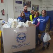Voluntarios Atresmedia clasifican 10.000 kilos de alimentos de la Gran Recogida de Madrid