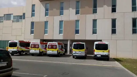 Ambulancias aparcadas en el Hospital del Vinalopó de Elche Ambulancias aparcadas en el Hospital del Vinalopó de Elche