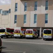 Ambulancias aparcadas en el Hospital del Vinalopó de Elche