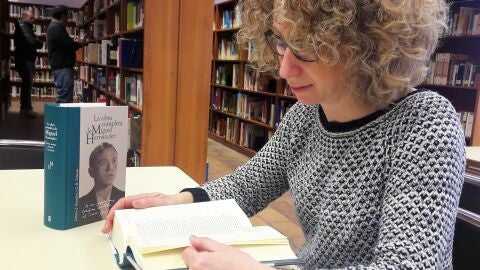 La directora de la biblioteca Pere Ibarra de Elche con la Obra Completa de Miguel Hern&aacute;ndez