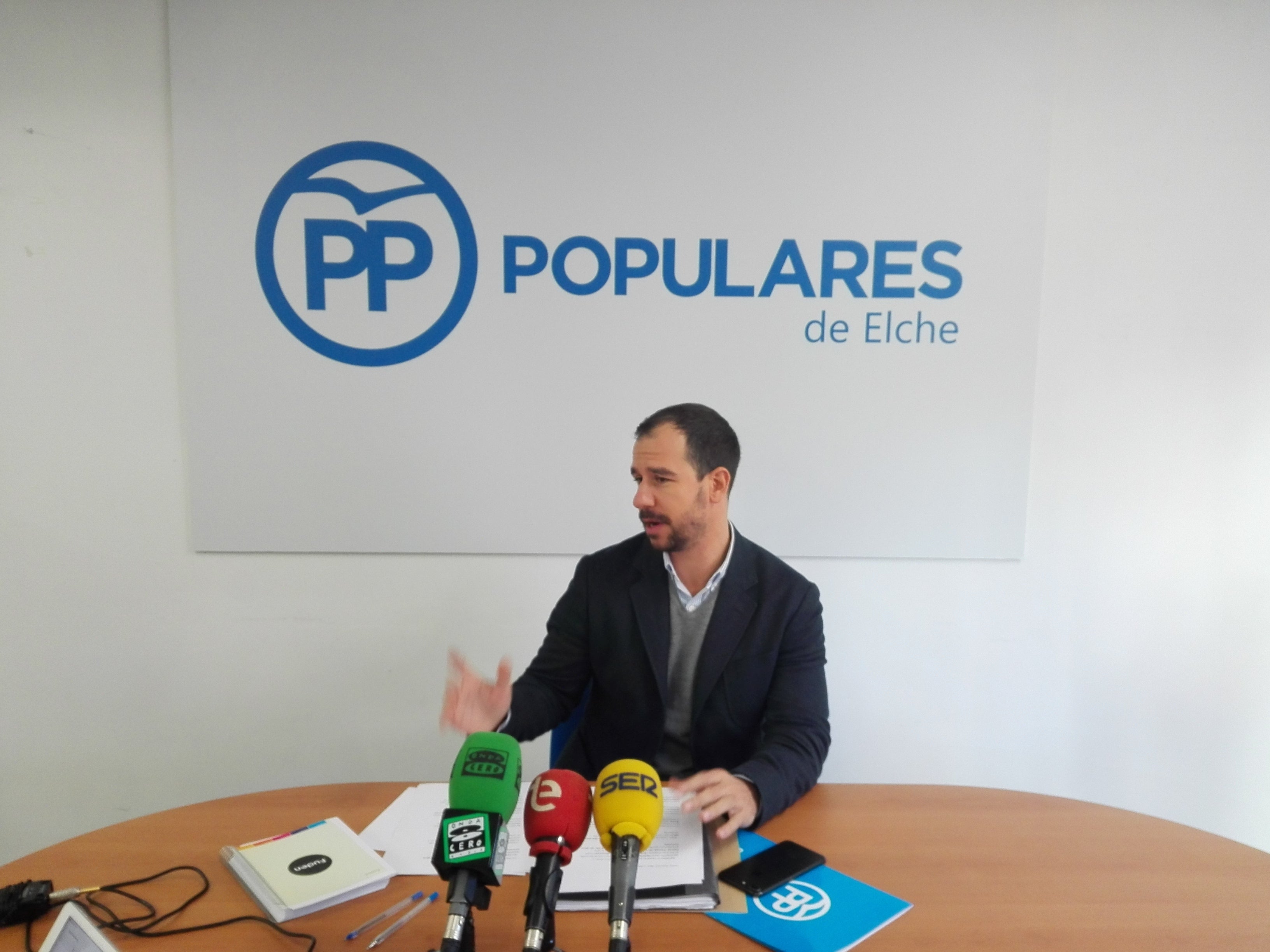 El PP critica que el tripartito dijera que el mercado saturaba el tráfico en Alfonso XII y ahora derive allí los coches de la Corredora El PP critica que el tripartito dijera que el mercado saturaba el tráfico en Alfonso XII y ahora derive allí los coches de la Corredora