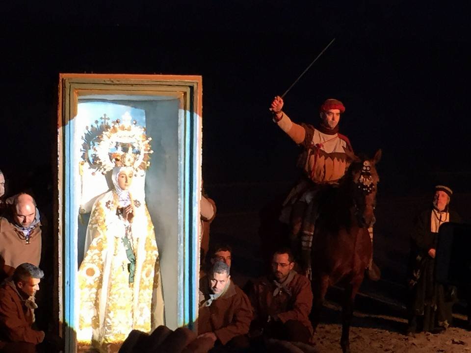 La representación del hallazgo del arca de la Virgen espera a miles de ilicitanos en la playa La representación del hallazgo del arca de la Virgen espera a miles de ilicitanos en la playa