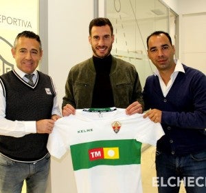 Jony Ñíguez, en el centro de la imagen, en su presentación como jugador del Elche Club de Fútbol Jony Ñíguez, en el centro de la imagen, en su presentación como jugador del Elche Club de Fútbol