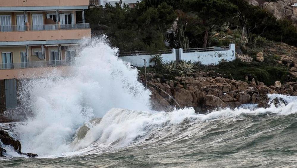 Una ola rompe contra unas rocas durante el temporal