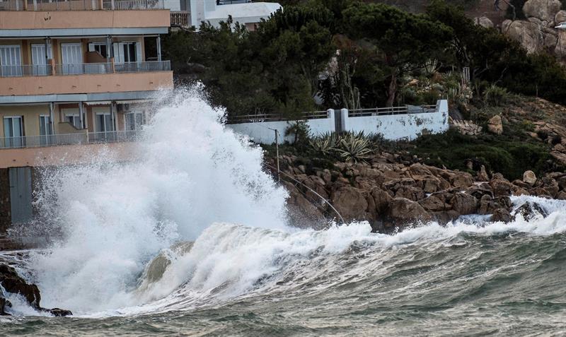 Dos fallecidos, olas de 10 metros y daños en vías públicas es el balance del temporal Bruno Dos fallecidos, olas de 10 metros y daños en vías públicas es el balance del temporal Bruno