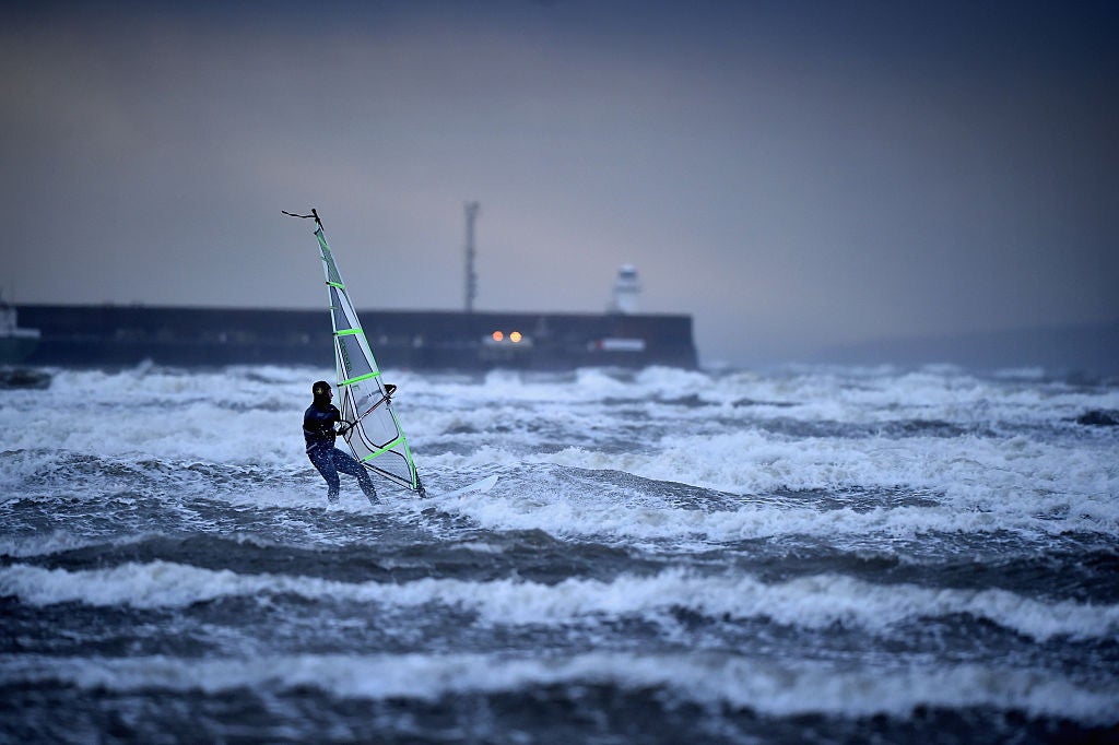 Muere un hombre de 47 años que practicaba windsurf en Alcúdia Muere un hombre de 47 años que practicaba windsurf en Alcúdia