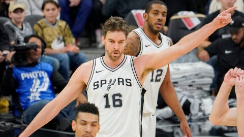 Pau Gasol anota en un partido con los Spurs