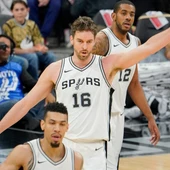 Pau Gasol anota en un partido con los Spurs Pau Gasol anota en un partido con los Spurs