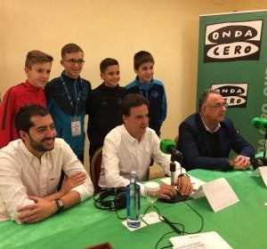 José Ramón de La Morena junto a los niños de LaLiga Promises José Ramón de La Morena junto a los niños de LaLiga Promises