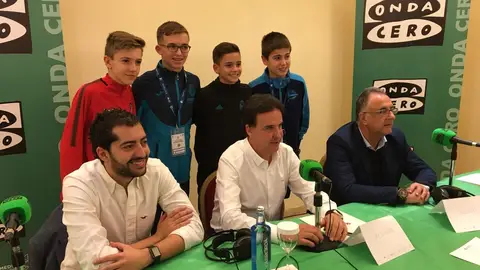 José Ramón de La Morena junto a los niños de LaLiga Promises José Ramón de La Morena junto a los niños de LaLiga Promises