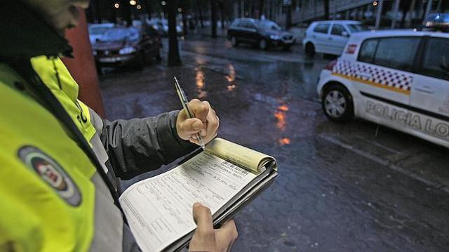 La Policía Local de Mérida abre una propuesta de sanción al conductor del microbús de Ayuso por estacionar en el acerado La Policía Local de Mérida abre una propuesta de sanción al conductor del microbús de Ayuso por estacionar en el acerado