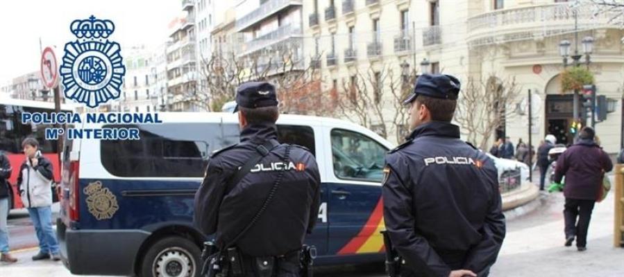 Dos agentes de la Policía Nacional en una imagen de archivo Dos agentes de la Policía Nacional en una imagen de archivo