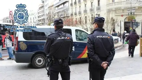 Dos agentes de la Policía Nacional en una imagen de archivo Dos agentes de la Policía Nacional