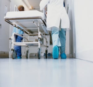 Un médico lleva una camilla en un hospital Un médico lleva una camilla en un hospital