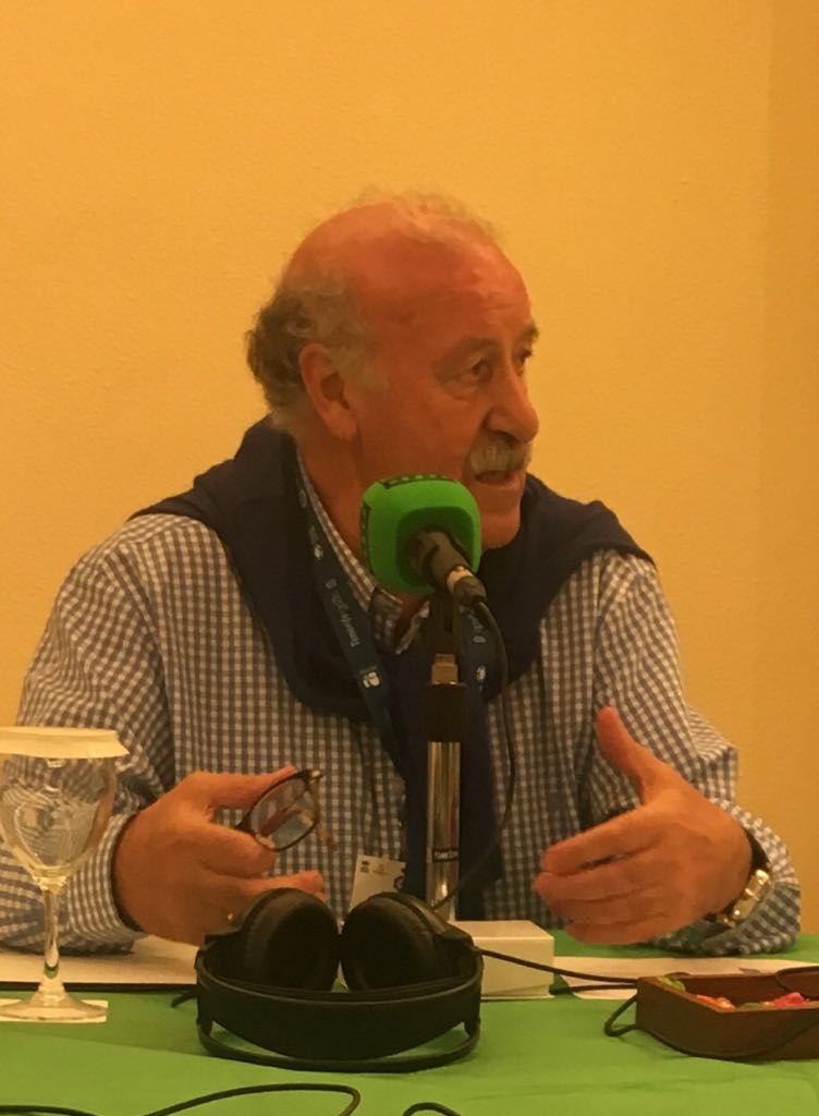 Vicente del Bosque: "Xavi y Casillas representan perfectamente los valores de los dos clubes más importantes de España" Vicente del Bosque: "Xavi y Casillas representan perfectamente los valores de los dos clubes más importantes de España"