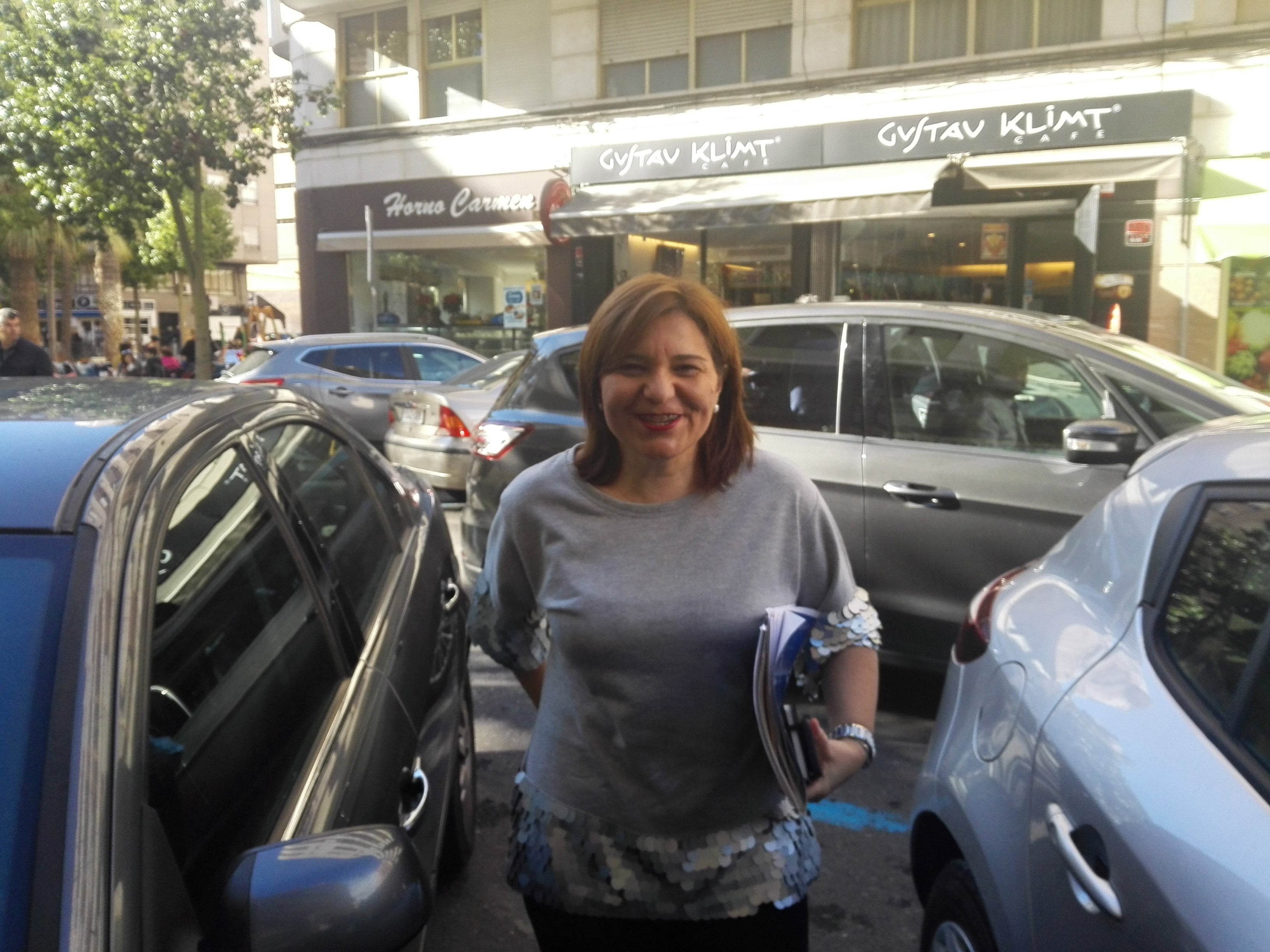 Isabel Bonig atribuye al PP de Elche que Fomento haya proyectado unir las Cercanías de Renfe con el aeropuerto y la estación del AVE Isabel Bonig atribuye al PP de Elche que Fomento haya proyectado unir las Cercanías de Renfe con el aeropuerto y la estación del AVE