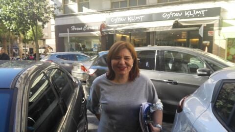 Isabel Bonig, presidenta del PPCV junto a la sede del PP de Elche