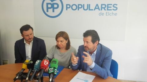 Jos&eacute; C&iacute;scar -a la derecha de la imagen- junto a Isabel Bonig, presidenta del PPCV, y Pablo Ruz, presidente del PP de Elche