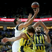 Felipe Reyes intenta anotar ante la defensa del Fenerbahce Felipe Reyes intenta anotar ante la defensa del Fenerbahce