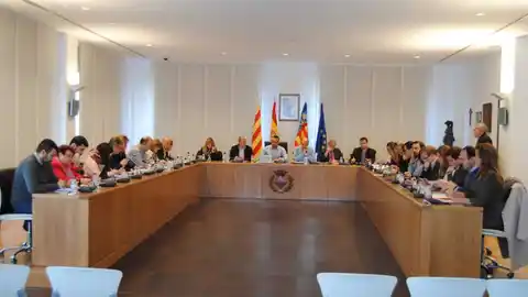 El ple aprova per unanimitat modificar el contracte de neteja viària. El ple extraordinari també aprova l´adhesió de l´Ajuntament als estatuts del consorci universitari a la UNED i l´actualització de la tarifa del consorici d´Aigües de la Plana.