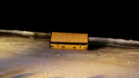 El arca en cuyo interior está la imagen de la Virgen de la Asunción a orillas de la playa del Tamarit El arca en cuyo interior está la imagen de la Virgen de la Asunción a orillas de la playa del Tamarit