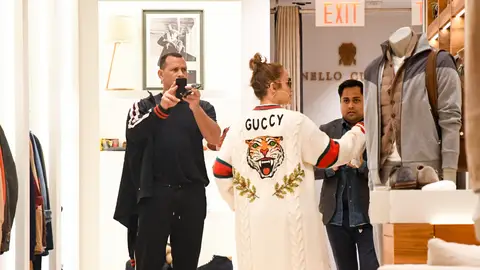 Jennifer Lopez y su novio Alex Rodriguez de compras navideñas En Los Ángeles