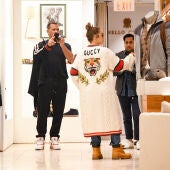 Jennifer Lopez y su novio Alex Rodriguez de compras navideñas