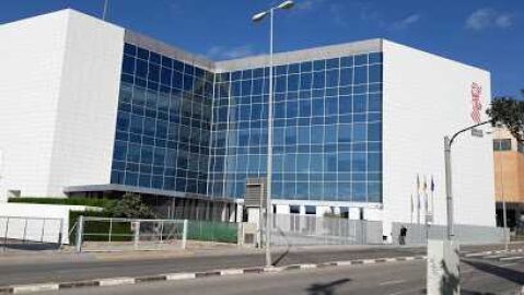 El Jutjat va rebre la den&uacute;ncia, en la que la jove relatava diversos episodis violents patits en diferents moments de la relaci&oacute;, el 15 de desembre. Eixe mateix dia, la Jutgessa va prendre declaraci&oacute; a la v&iacute;ctima i al seu presumpte agressor. &Eacute;s l'&uacute;nica den&uacute;ncia que consta d'ella contra ell en el dit jutjat. 