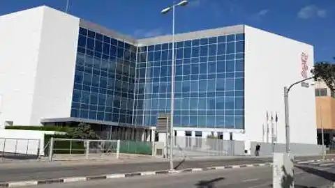 El Jutjat de Violència sobre la Dona número 1 de Vila-real investigava al conductor mort en la col•lisió contra una gasolinera dissabte passat a Benicàssim per delictes de lesions, a la seua ex parella, també morta en el sinistre. El Jutjat va rebre la denúncia, en la que la jove relatava diversos episodis violents patits en diferents moments de la relació, el 15 de desembre. Eixe mateix dia, la Jutgessa va prendre declaració a la víctima i al seu presumpte agressor. És l'única denúncia que consta d'ella contra ell en el dit jutjat.