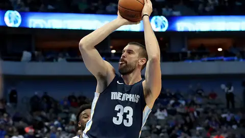 Marc Gasol lanza a canasta en un partido con los Grizzlies Marc Gasol lanza a canasta en un partido con los Grizzlies