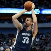 Marc Gasol lanza a canasta en un partido con los Grizzlies Marc Gasol lanza a canasta en un partido con los Grizzlies