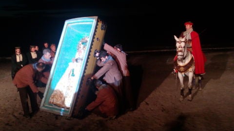 Francesc Cant&oacute; junto al arca de la Virgen de la Asunci&oacute;n en la playa del Tamarit