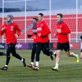 Los jugadores del Atlético de Madrid, durante el entrenamiento