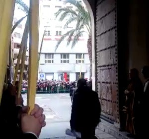 Así ha sido la entrada de Francesc Cantó por el arco del Ayuntamiento de Elche Así ha sido la entrada de Francesc Cantó por el arco del Ayuntamiento de Elche