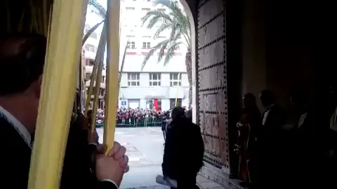 Así ha sido la entrada de Francesc Cantó por el arco del Ayuntamiento de Elche Así ha sido la entrada de Francesc Cantó por el arco del Ayuntamiento de Elche