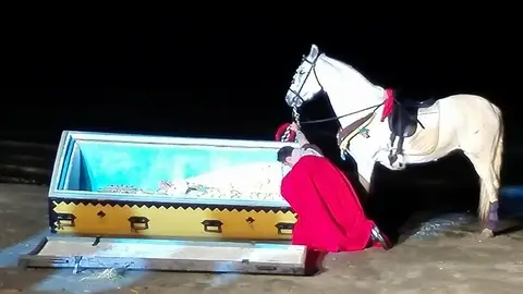 El guardacostas Francesc Cantó junto al arca con la imagen de la Virgen de la Asunción El guardacostas Francesc Cantó junto al arca con la imagen de la Virgen de la Asunción