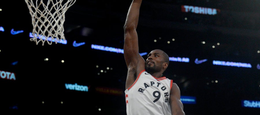Ibaka hace un mate durante un partido con los Raptors Ibaka hace un mate durante un partido con los Raptors