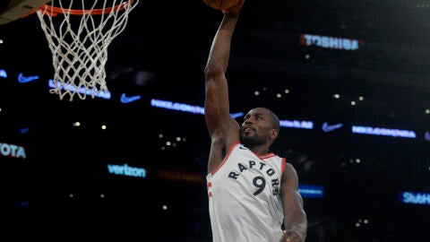 Ibaka hace un mate durante un partido con los Raptors