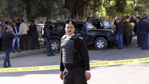 Personal de seguridad investiga la zona en la que se ha producido el atentado en Egipto