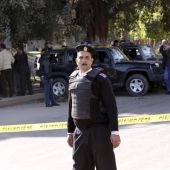 Personal de seguridad investiga la zona en la que se ha producido el atentado en Egipto