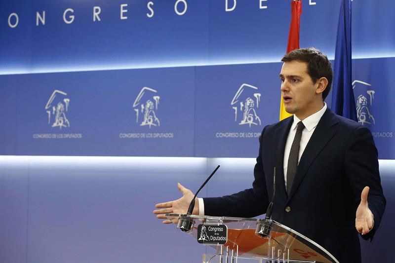 Rivera avisa a Rajoy de que si no cumple los pactos no apoyará los Presupuestos Rivera avisa a Rajoy de que si no cumple los pactos no apoyará los Presupuestos